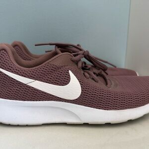 Nike Womens Tanjun 812655-203 Running Shoes Sneakers Size 8.5 Smokey Mauve Mesh